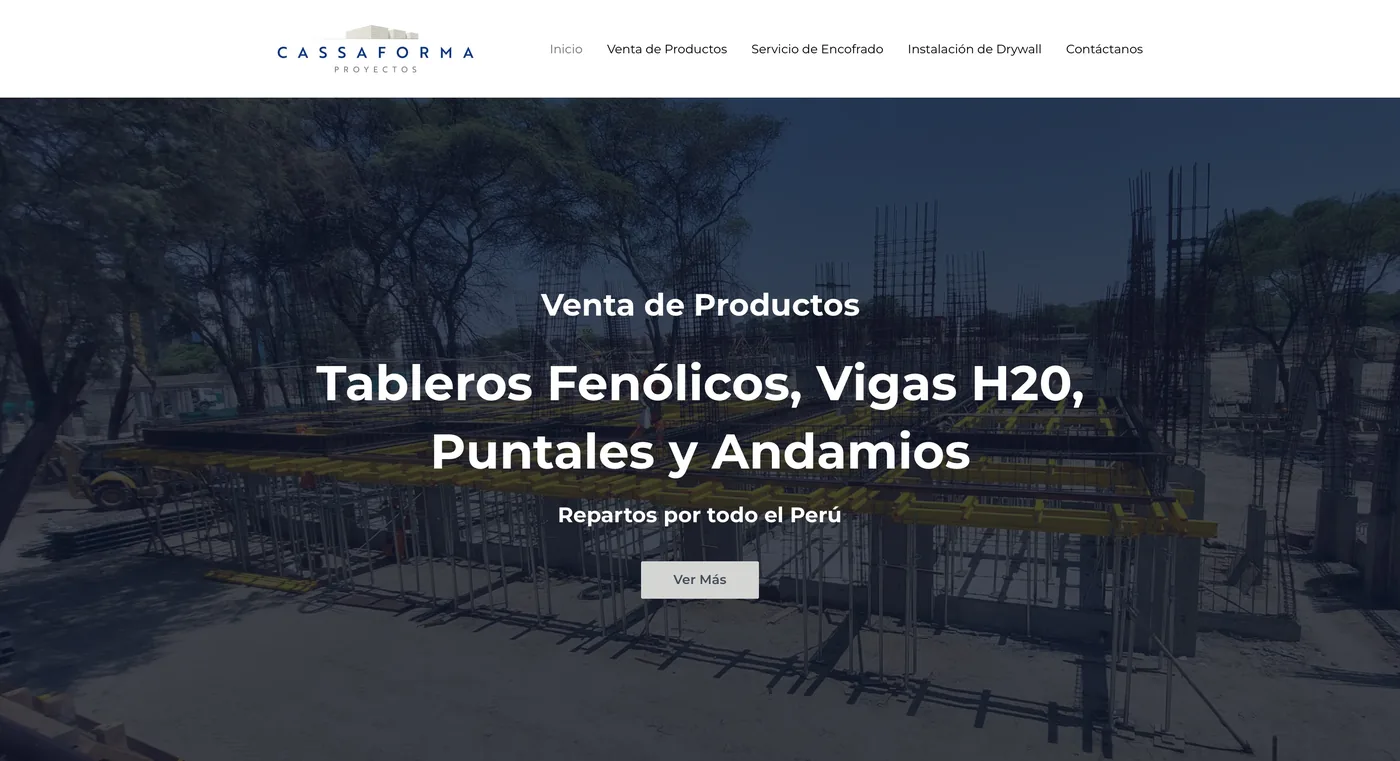 Portada del sitio web de Cassaforma Proyectos en una laptop: venta de tableros, vigas, puntales y andamios